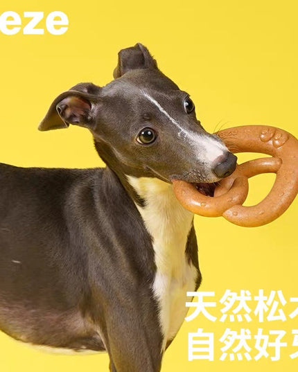 ZeZe Pretzel Shaped Dog Dental Chew Toy